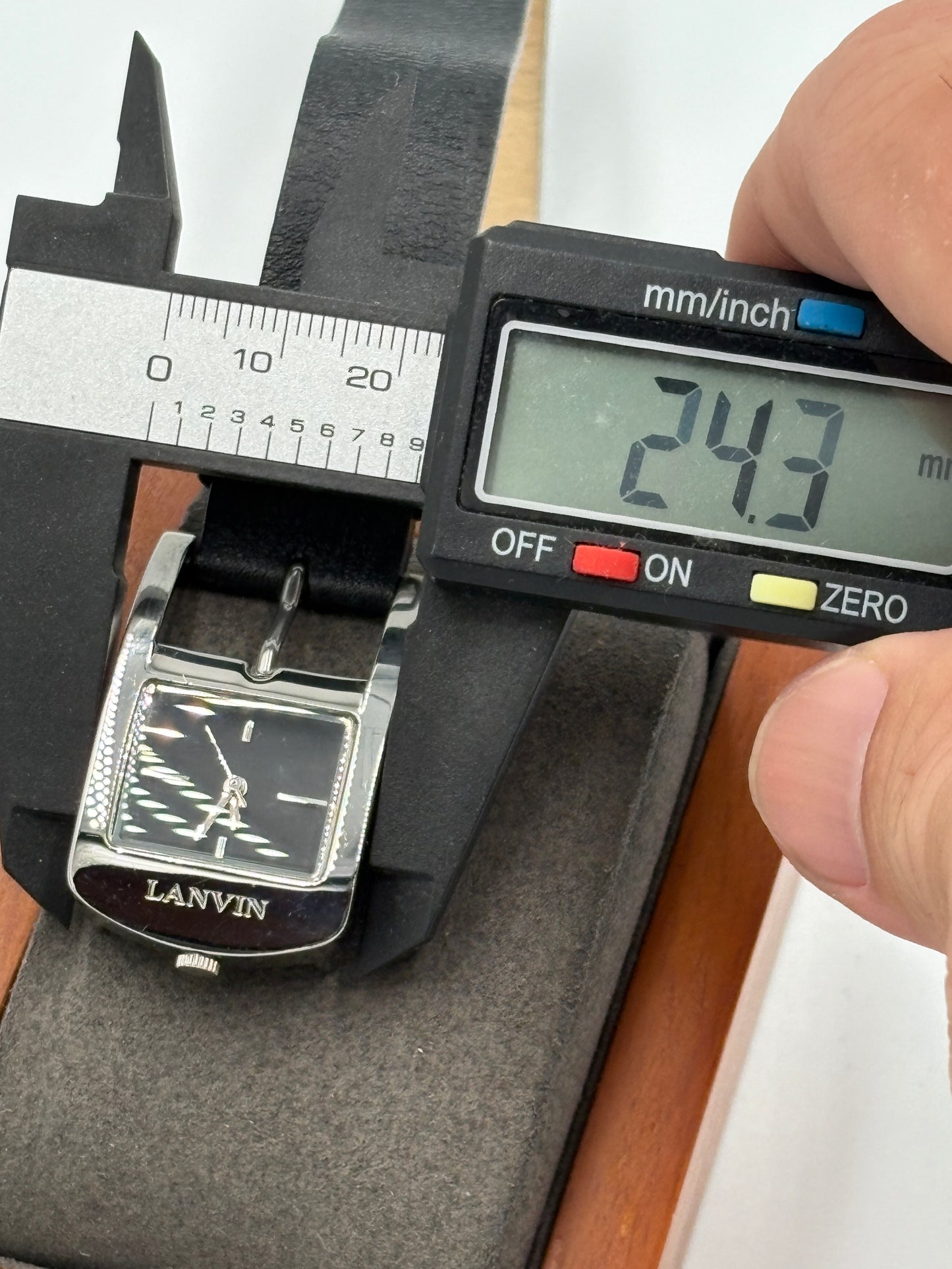 super rare   LANVIN bangle watch