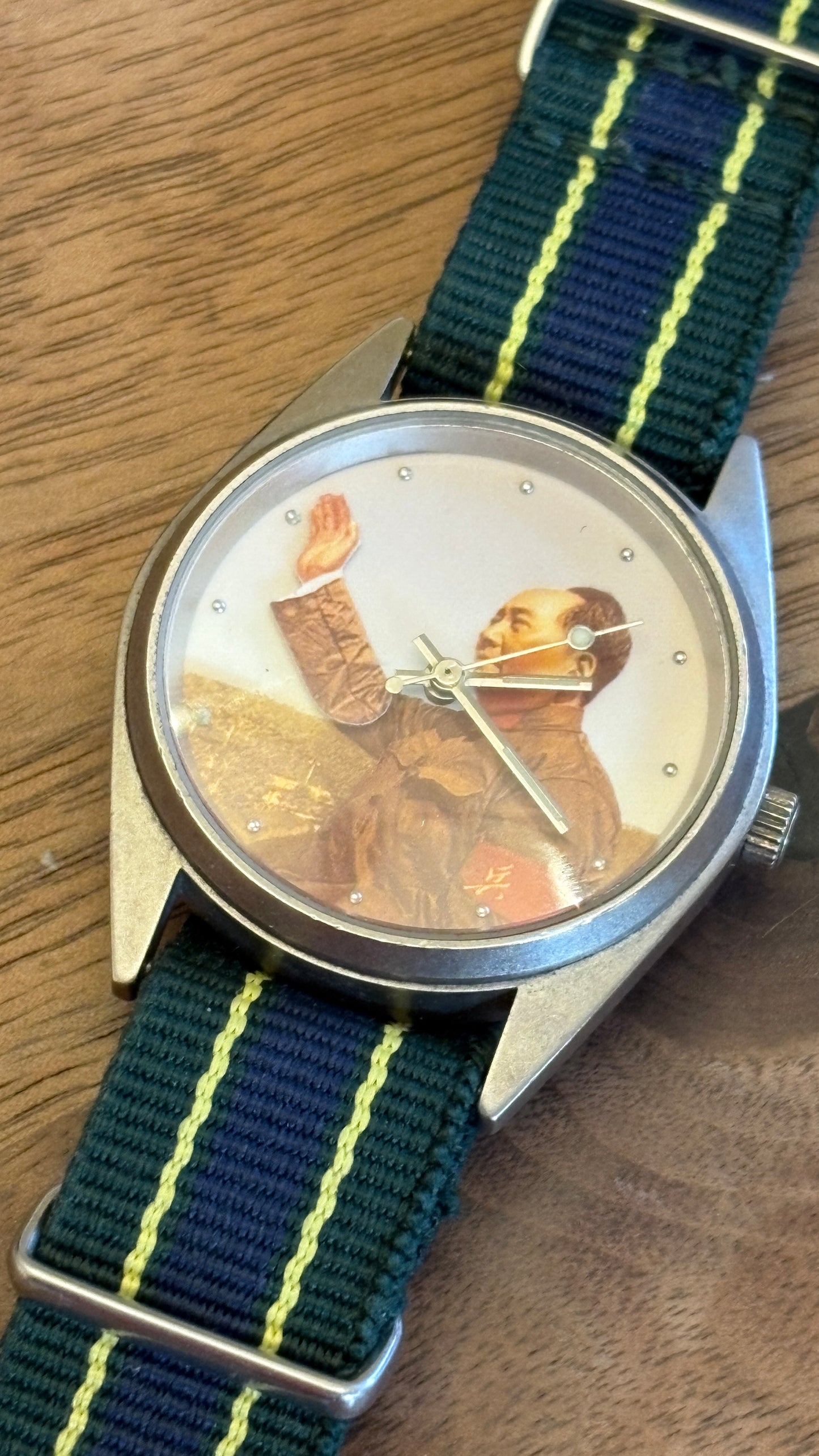 Very rare watch  Mao Zedong waving watch　 Shanghai Tang
