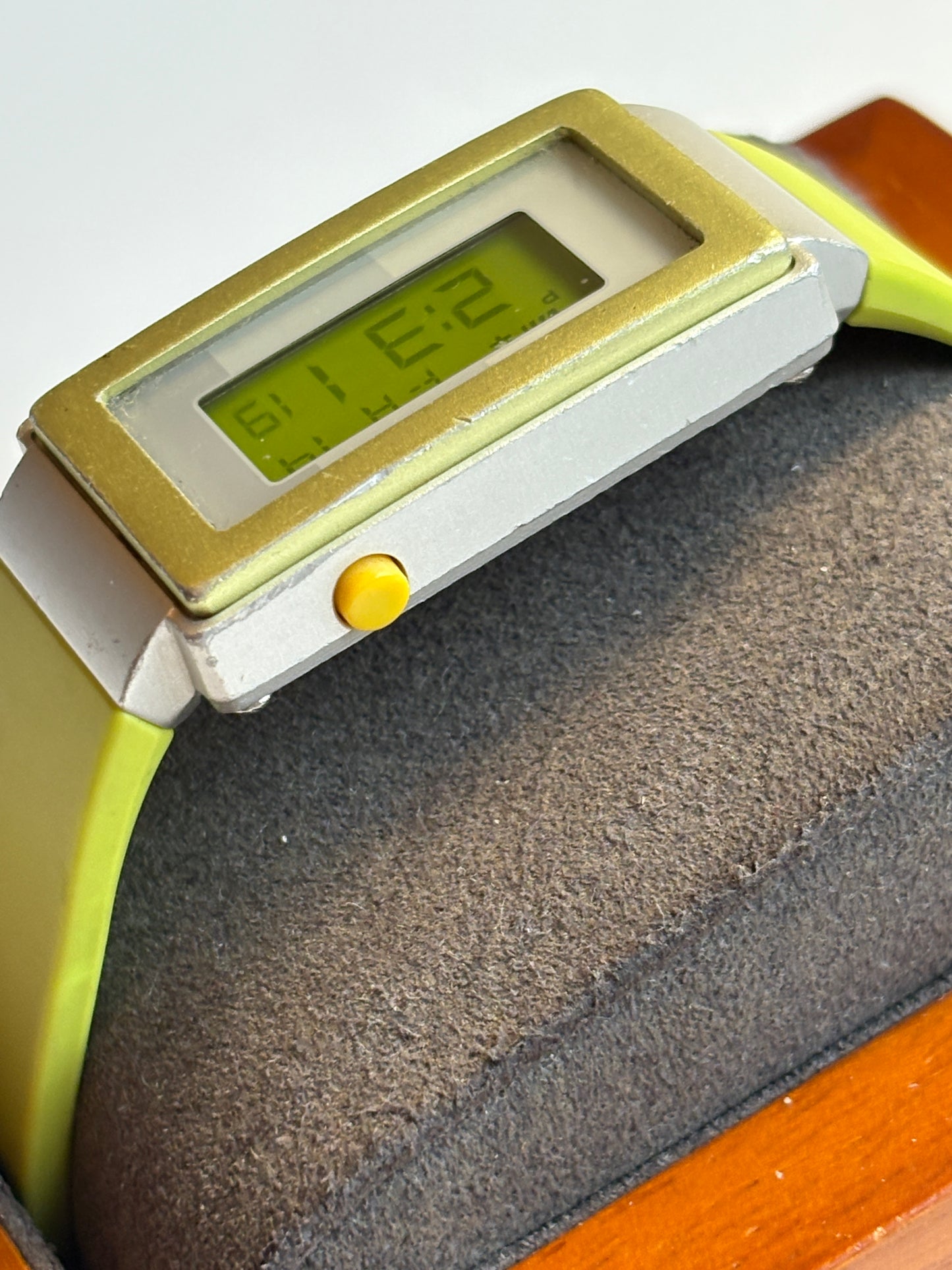 Super rare vintage 90s casio FUTURIST LA-2100