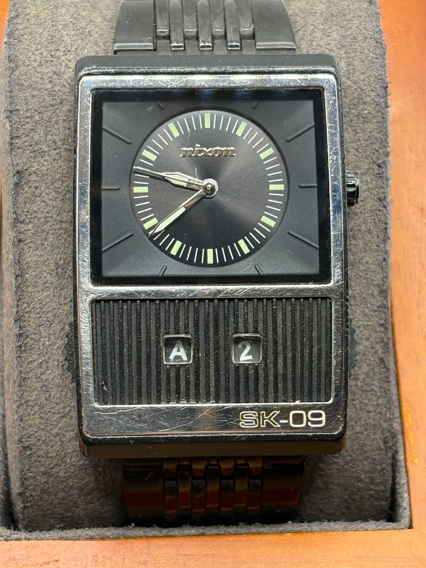 With box very rare NIXON sk-09