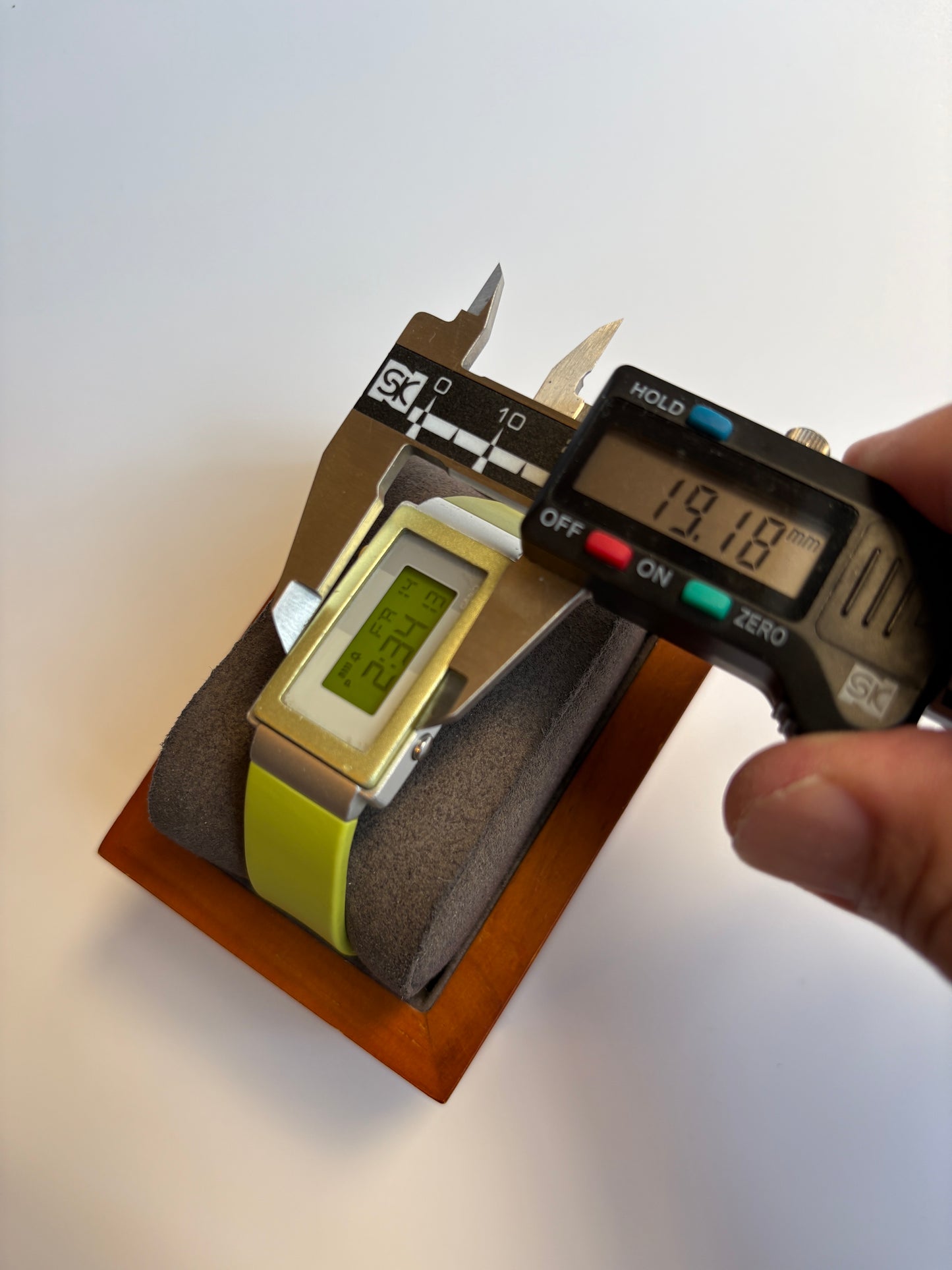 Super rare vintage 90s casio FUTURIST LA-2100