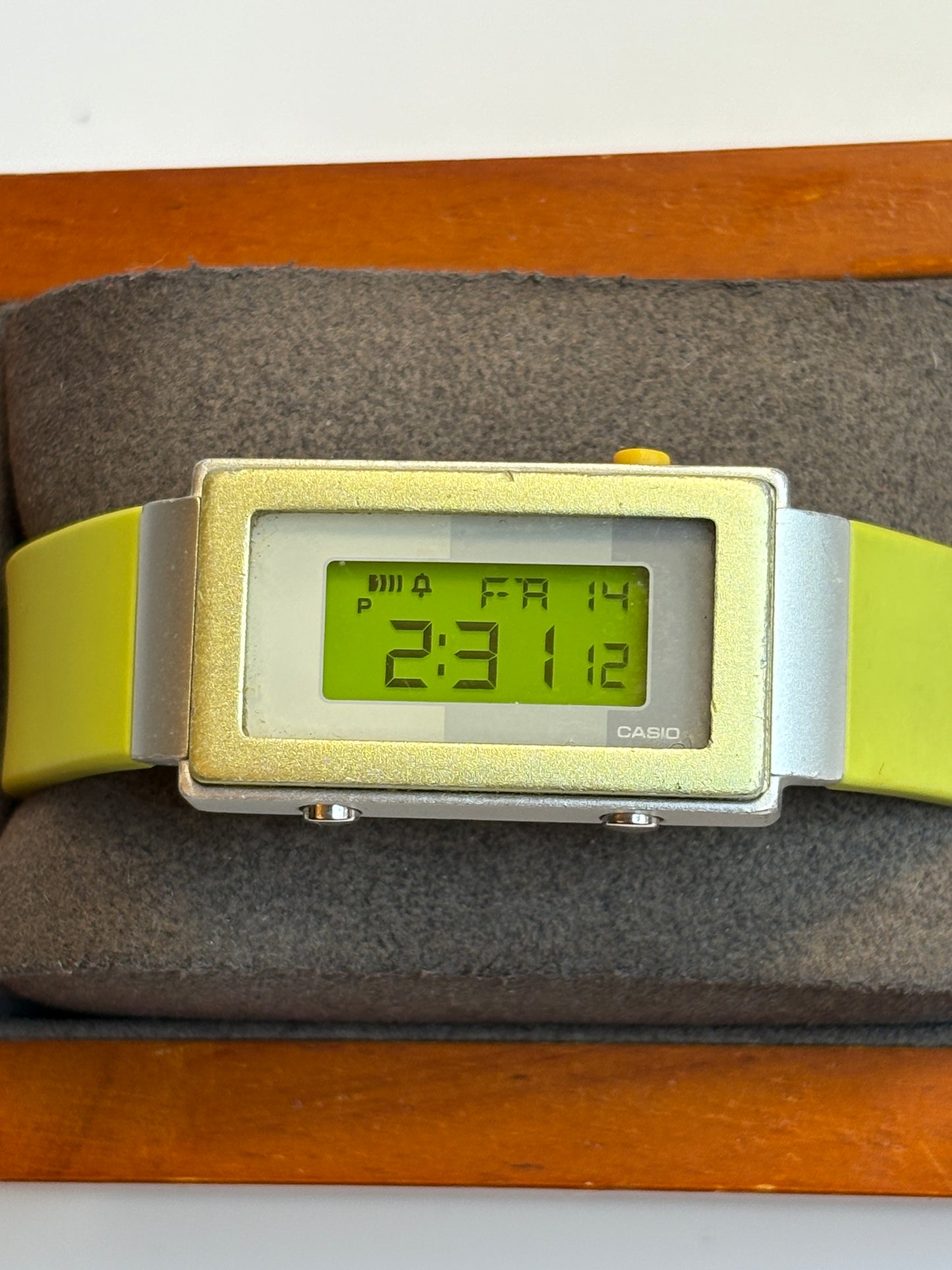 Super rare vintage 90s casio FUTURIST LA-2100