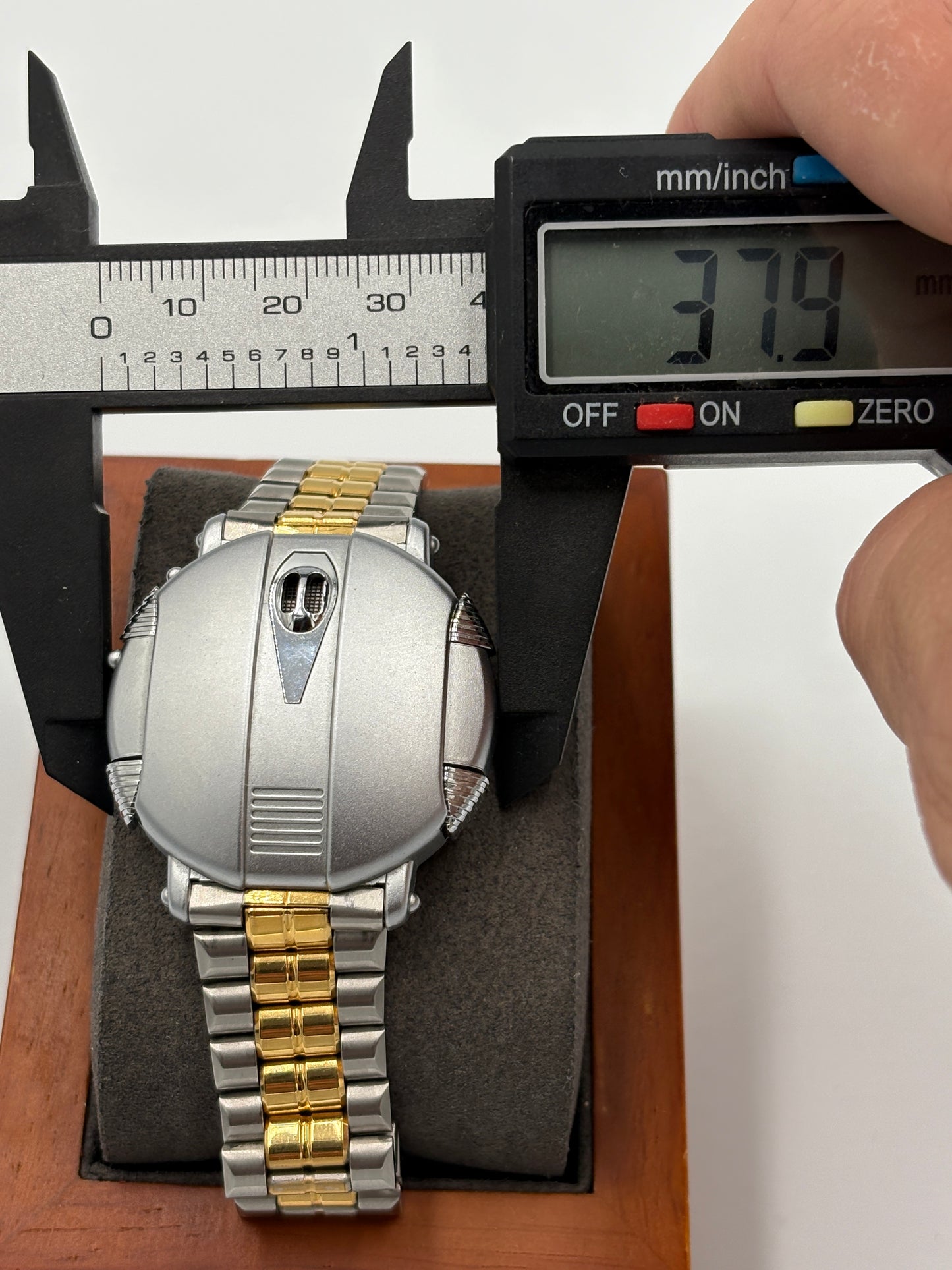 super rare   Designed by Reiji Matsumoto  80s SEIKO Ｙ825-4010